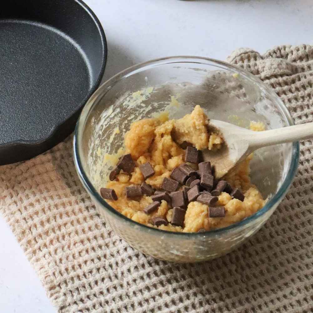 Etape mélange pâte à cookie géant